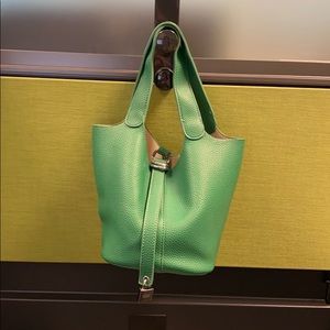 Basket / bucket bag in green and silver hardware